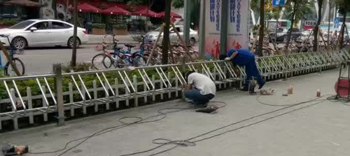 2017年3月1号304不锈钢立式单车停放架安装在深圳建安集团